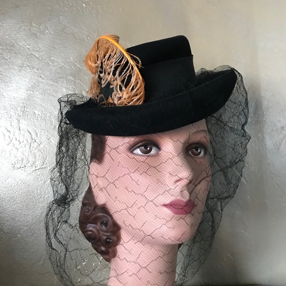 IMPOSING 1930S' BLACK FELT TILT FEDORA WITH GOLD OSTRICH FEATHER & INTACT VEIL - Picture 2 of 15